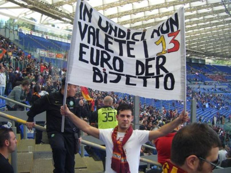 25 aprile 2012: la Roma di Luis Enrique fatica, la curva contesta e questo tifoso lamenta lo spreco di denaro, viste le prestazioni della squadra.
